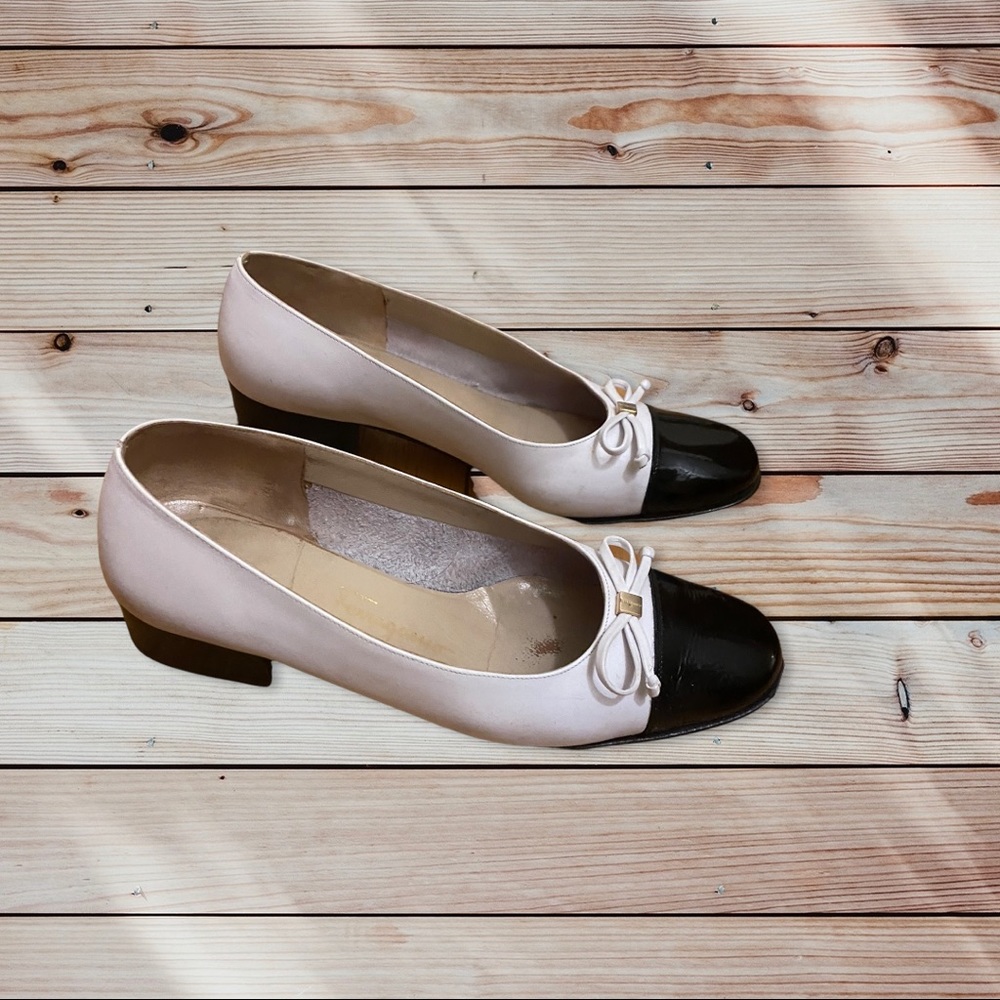 Salvatore Ferragamo Ivory and Black Leather Bow Pumps•Size 37 C - 6,5 US size. - Picture 5 of 8